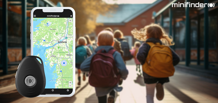 Børn på skolegården hvor MiniFinder Pico giver forældre og personale tryg kontakt og hurtige alarmer.