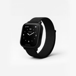 Mobilt trygghetslarm i klockformat med panikknapp, fallarm och tvåvägskommunikation för ökad trygghet i vardagen.