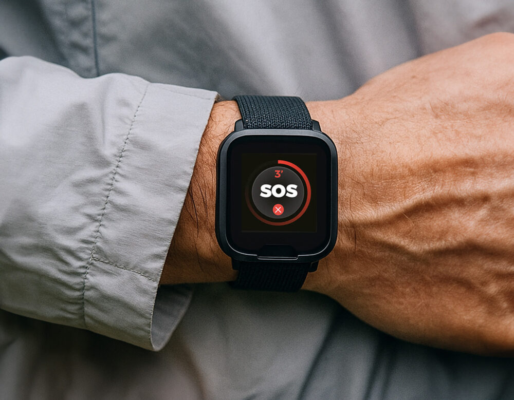 Nahaufnahme der SOS Taste der MiniFinder Watch für sofortige Notfallalarme.