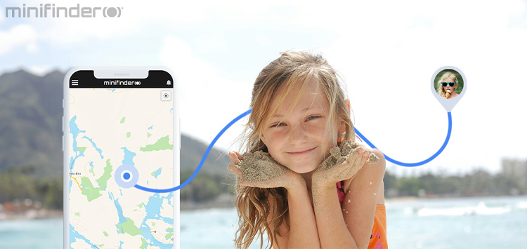 Børn leger på stranden, mens forældrene bruger MiniFinder Pico for ekstra tryghed.