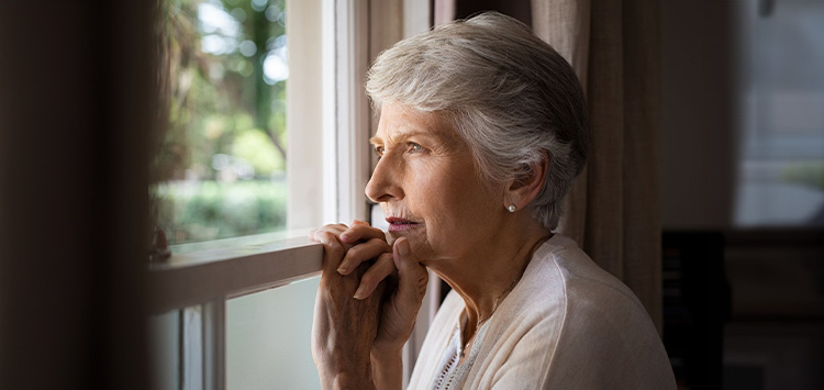 Senior der bærer MiniFinder Watch med falddetektion, panikknap og nem kontakt til pårørende.