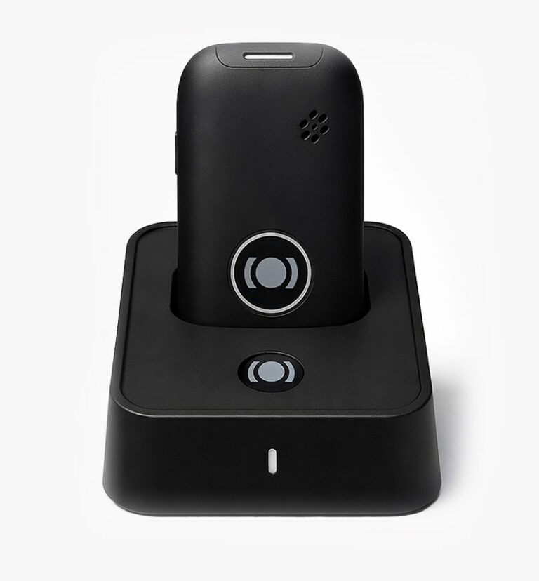 MiniFinder Nox med laddstation i svart design mot ljus bakgrund