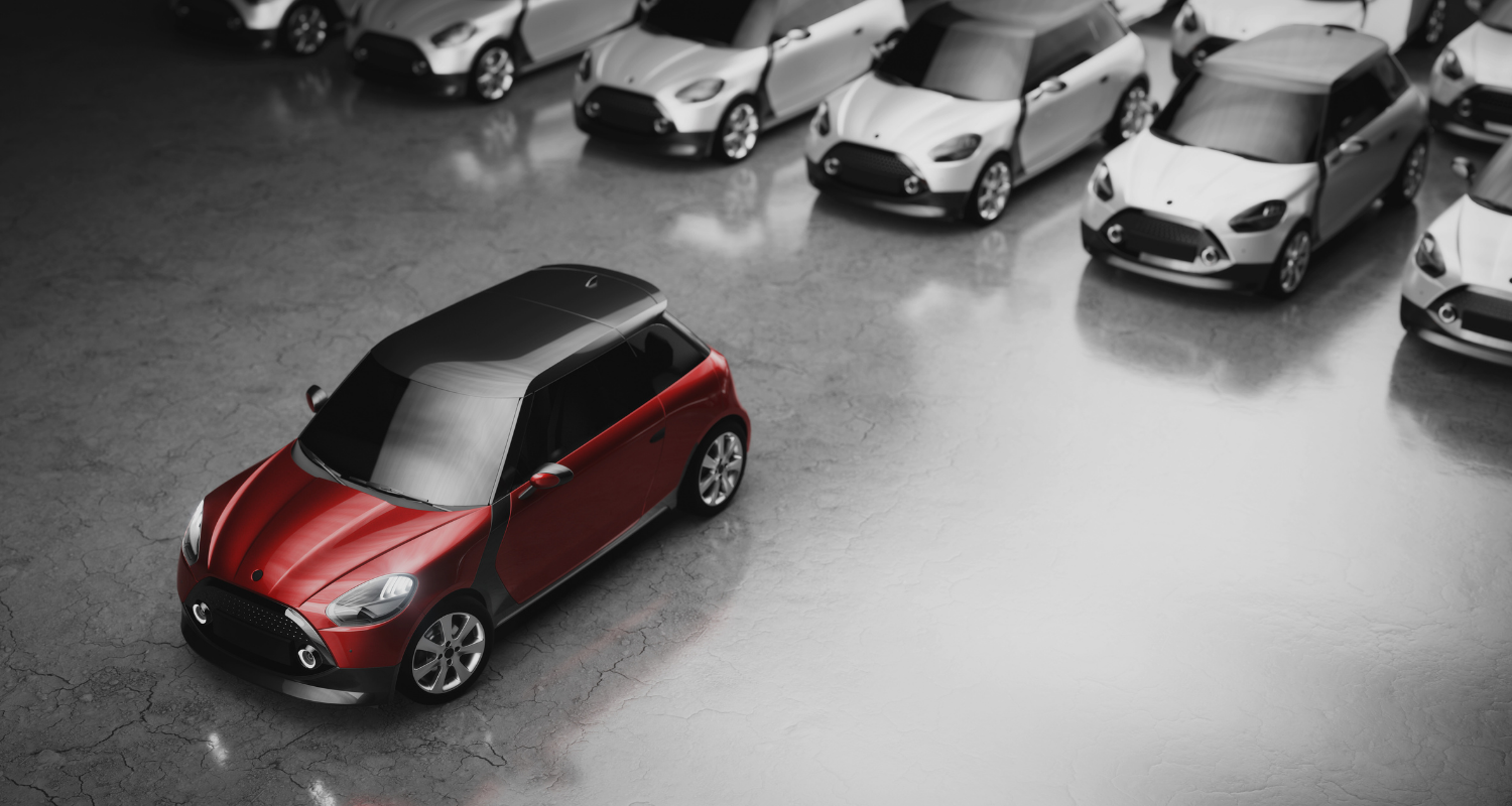 Rotes Auto mit GPS Tracker für Auto zur Echtzeit Ortung und Diebstahlsicherung, weitere Fahrzeuge im Hintergrund.