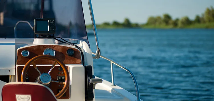 Boot auf offener See mit Xtreme GPS-Tracker an Bord für mehr Sicherheit und Kontrolle.