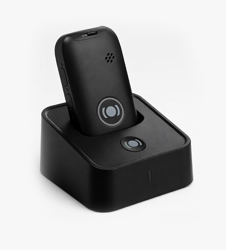 MiniFinder Nox personalarm plassert i ladestasjonen klar til bruk.