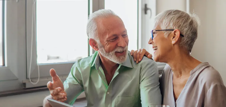 Älteres Paar nutzt Personenalarme im Alltag für mehr Sicherheit zu Hause und unterwegs.