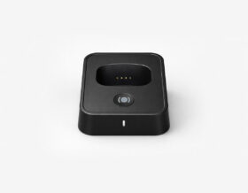 MiniFinder Nox personal alarm placed in its charging station, ready for daily use in professional environments.