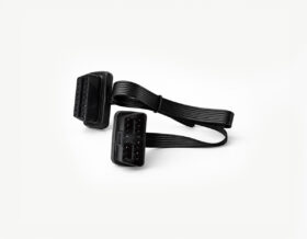 OBD kabel för enkel anslutning till fordonets diagnosuttag mot neutral bakgrund