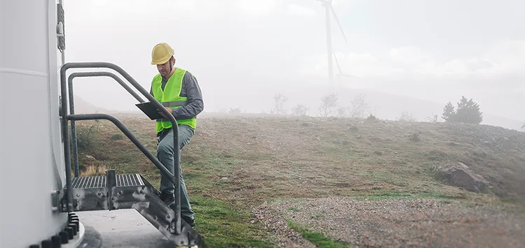 Alleinarbeiter am Arbeitsplatz mit Nano Personenalarm für mehr Sicherheit.