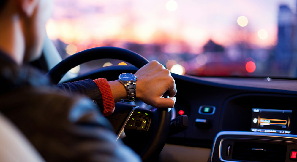 Firmenwagen mit installiertem GPS-System im Einsatz für effizientes Fuhrparkmanagement