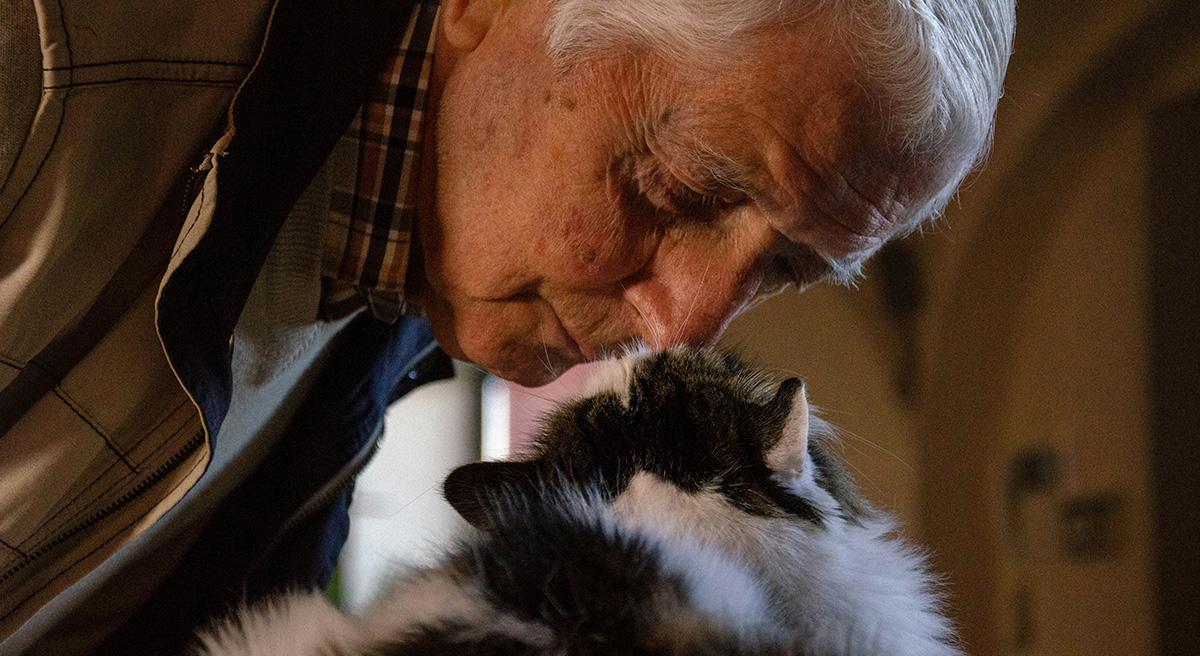 Senior man med sin katt