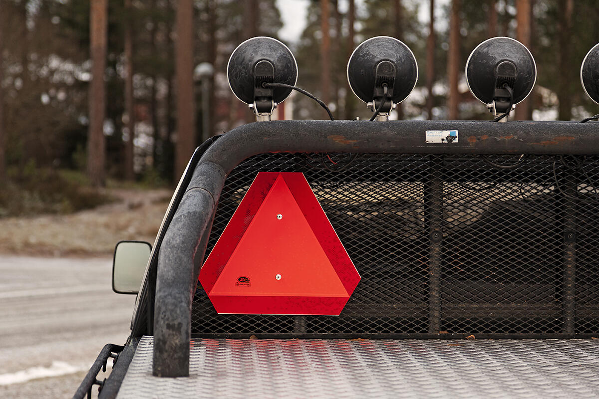 EPA-traktor med GPS-tracker parkerad utomhus under kvällstid