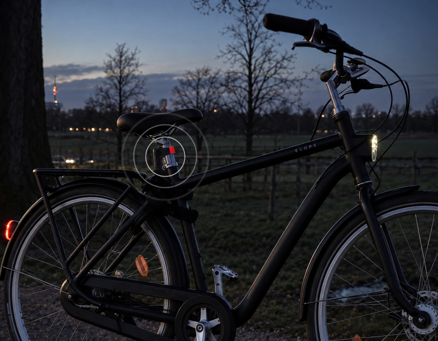 Cykel parkerad i en mörk park och Aio installerat