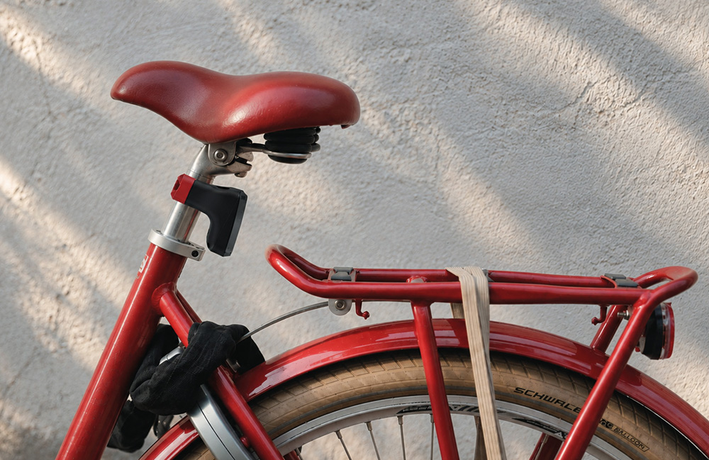 Röd cykel med en gps spårare för cykel från MiniFinder monterad